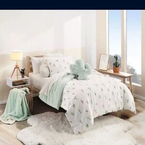 Ugg New in package Cactus Bloom Comforter Set TWIN